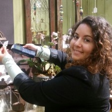 Mariam arbeitet als Messehostess auf der Messe