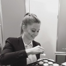 Alisija arbeitet als Messehostess auf der Messe