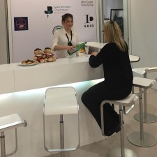Lieselotte arbeitet als Service hostess auf der Messe