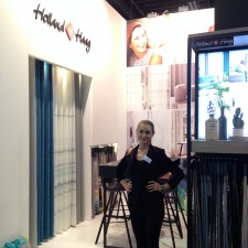 Julia arbeitet als Messehostess auf der Messe