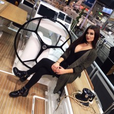 Katharina arbeitet als Servicekraft für den Dufour Yachts Messestand auf der Messe