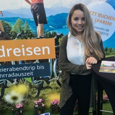 Kira arbeitet als Messehostess auf der Messe