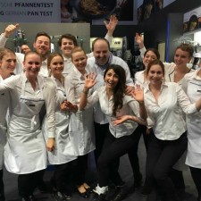 Sara arbeitet als Servicekraft Messeparty II auf der Messe