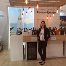 Leonie arbeitet als Messehostess auf der Messe