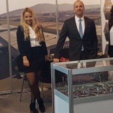 Kira arbeitet als Exhibition hostess auf der Messe