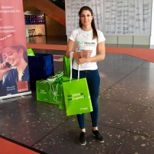 Olivia arbeitet als Promoter auf der Messe