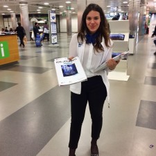 Jana arbeitet als Messehostess zur Ausgabe von Lanyards auf der Messe