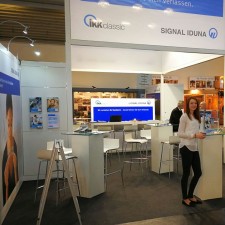 Elina arbeitet als Promotion auf der Messe