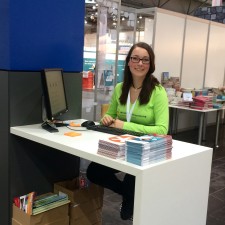 Marika arbeitet als Infopoint auf der Messe