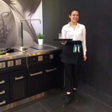 Jana arbeitet als Service-Hostess auf der Messe