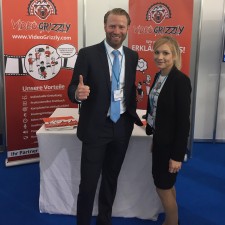 Helena arbeitet als Messehostess auf der Messe