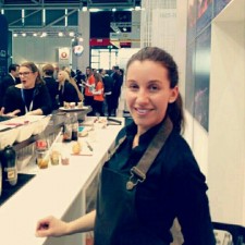Leonie arbeitet als Servicekraft für Frozen Yogurt- und Kaffeebar auf der Messe