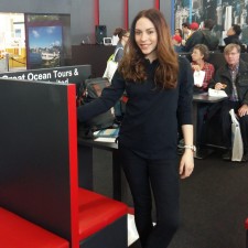 Camila arbeitet als Promoter auf der Messe
