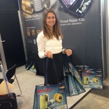 Melissa arbeitet als Messehost(ess) auf der Messe