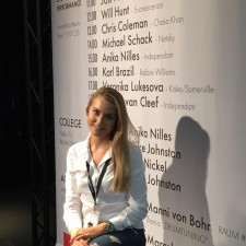 Julia arbeitet als Messehostess auf der Messe