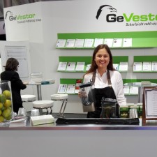 Juliane arbeitet als Servicekraft für Saftbar auf der Messe