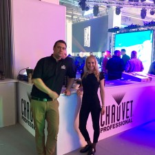 Alica arbeitet als Servicekraft auf der Messe