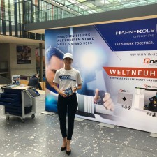 Olivia arbeitet als Promoter auf der Messe