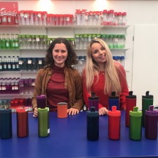 Kira arbeitet als Verkäuferin auf der Messe