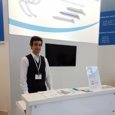 Sebastian arbeitet als Servicekraft auf der Messe