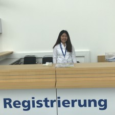 Thanh Tuyet arbeitet als Messehostess auf der Messe