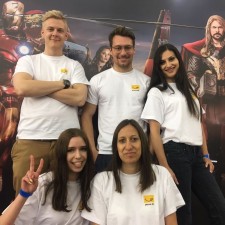 Raphael arbeitet als Standbetreuung Booth und Food Pick-up Stand auf der Messe