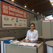 Sena arbeitet als Messehostess auf der Messe