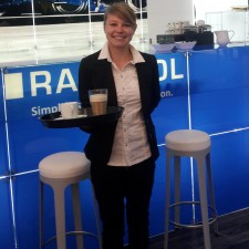 Sonja arbeitet als Servicekraft auf der Messe