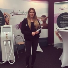 Sophie arbeitet als Promoter auf der Messe