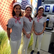 Nora arbeitet als Messehostess auf der Messe