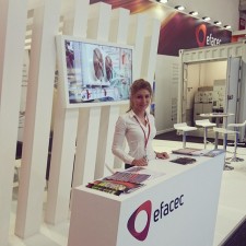 Miriam arbeitet als Other assistance job auf der Messe
