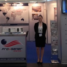 Anna arbeitet als Exhibition hostess auf der Messe