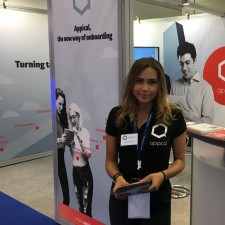 Jennifer La Dell arbeitet als Messehostess auf der Messe