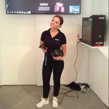 Madeleine arbeitet als Messehostess auf der Messe