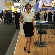 Lena arbeitet als Modelhostess auf der Messe