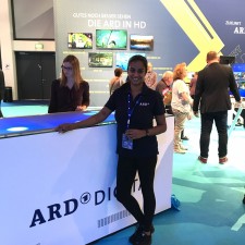 Carmen arbeitet als Promoter für den Messeauftritt von ARD-Digital auf der IFA auf der Messe