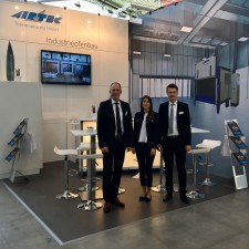 Olivia arbeitet als Messehostess auf der Messe