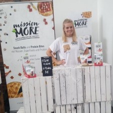 Sarah arbeitet als Promoter für Healthy Snack auf der Messe