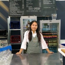 Khanh arbeitet als Servicekraft auf der Messe
