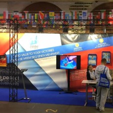 Miranda arbeitet als Hostes auf der Messe