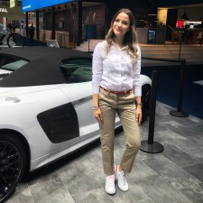 Katharina arbeitet als Messehostessen für die IAA in Frankfurt auf der Messe