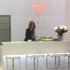 Johanna arbeitet als Messehostess auf der Messe