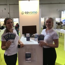 Celina arbeitet als Hostess auf der Messe
