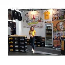 Jennifer La Dell arbeitet als Messehostess auf der Messe