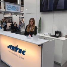 Laura arbeitet als Messehostess auf der Messe