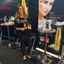 Lena arbeitet als Exhibition hostess auf der Messe
