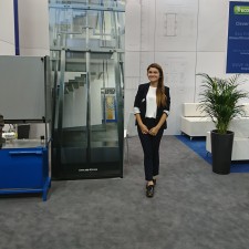 Kaixin arbeitet als Messehostess auf der Messe