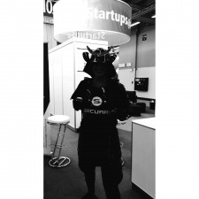 Sophia arbeitet als Walking Act auf der Messe