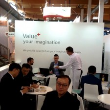 Dusko arbeitet als Servicekraft auf der Messe