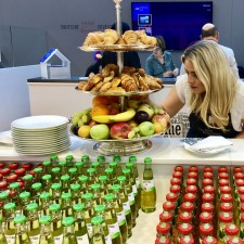 Sophia Charlotte arbeitet als Servicekraft auf der Messe